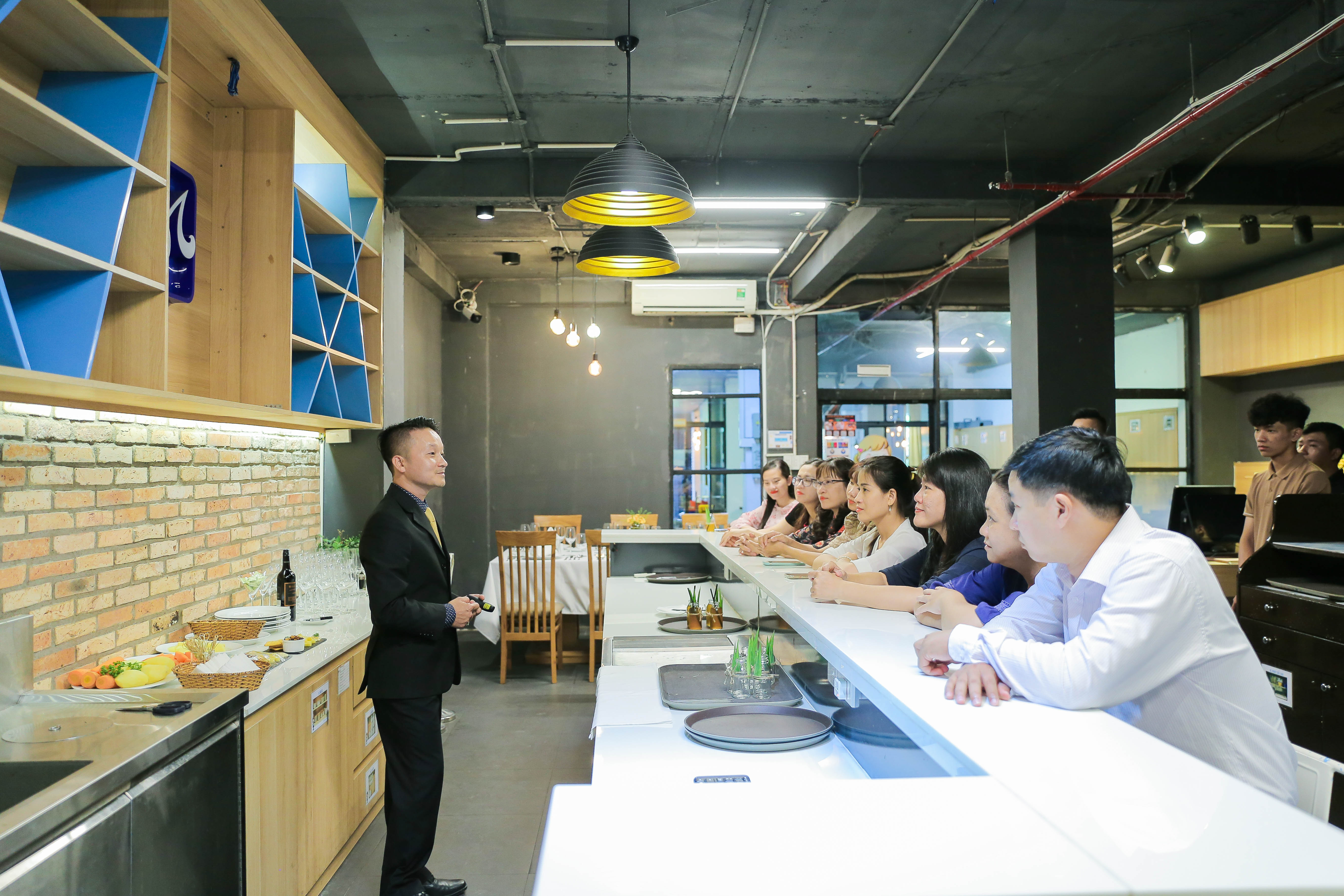 Tham quan cơ sở đào tạo và tham gia sự kiện "Lecturer Private Class: Ứng xử thanh lịch trên bàn tiệc 5 sao"