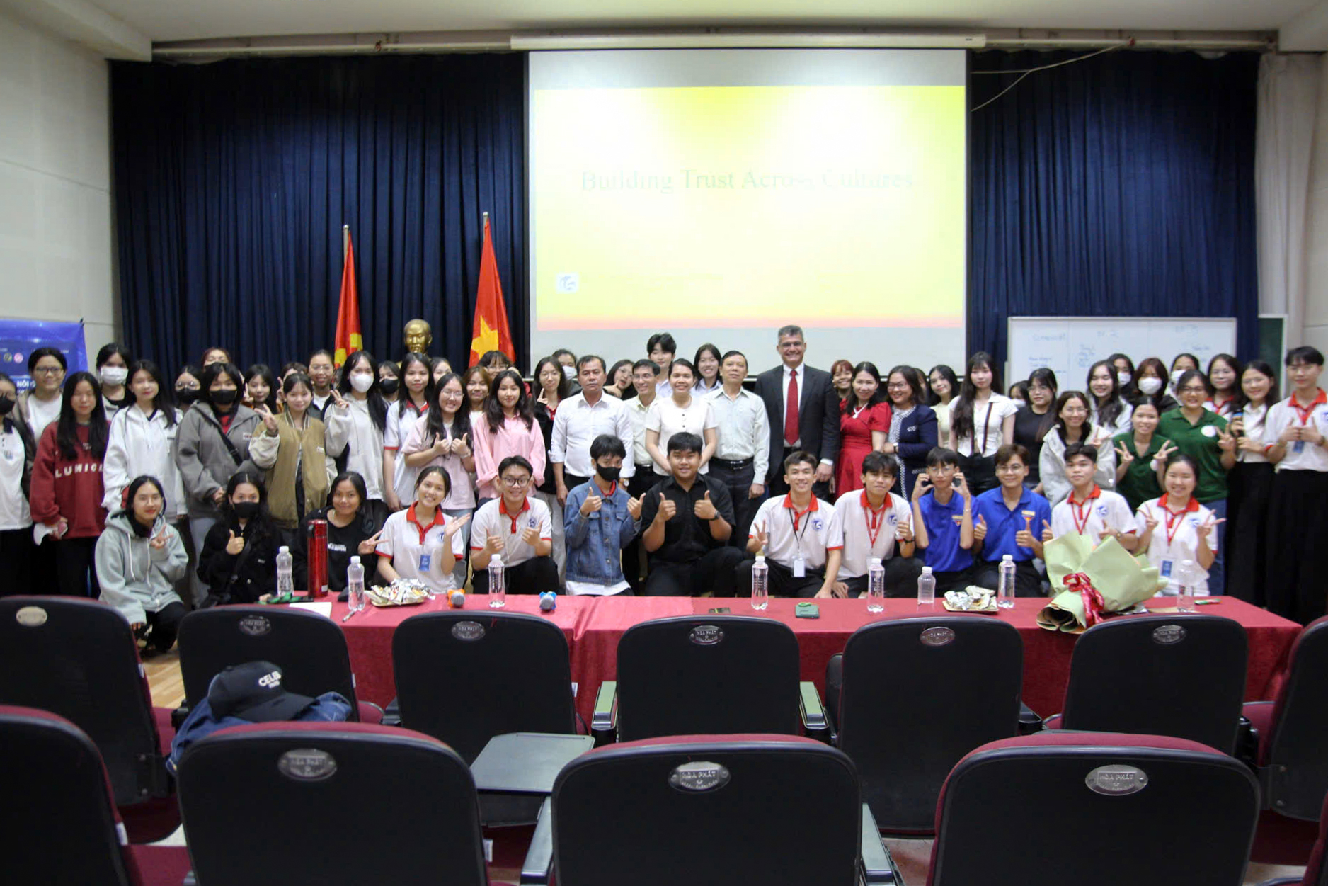 “Xây dựng lòng tin trong giao tiếp giữa các nền văn hóa” cho sinh viên Truyền thông