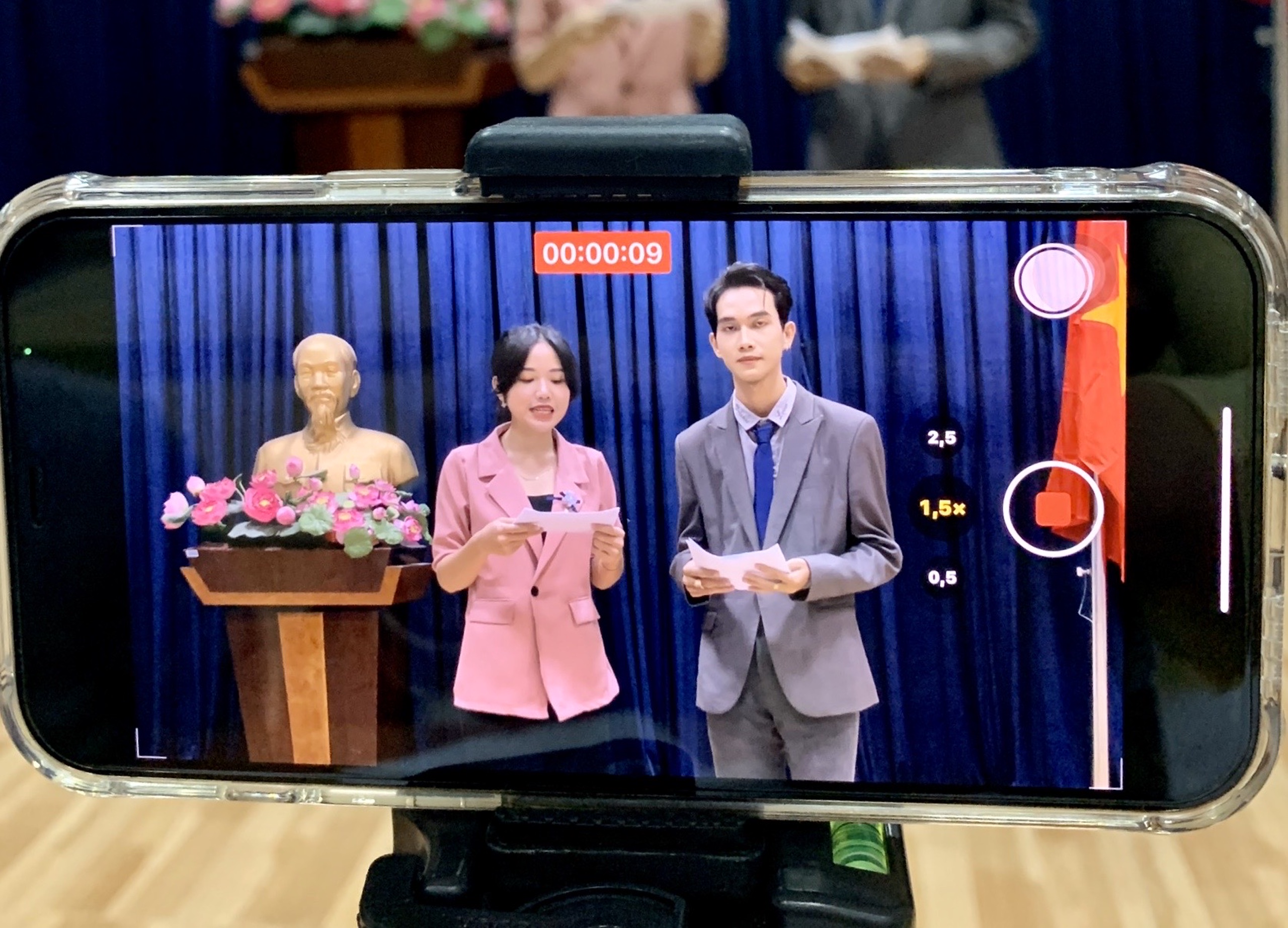 Sinh viên Khoa Truyền thông thực hành làm MC chuyên nghiệp
