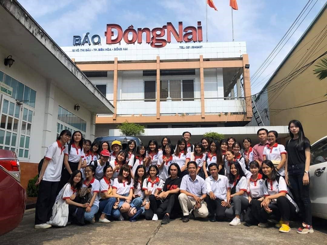 SINH VIÊN LỚP TRUYỀN THÔNG VĂN HÓA 6 THAM QUAN TÒA SOẠN BÁO ĐỒNG NAI