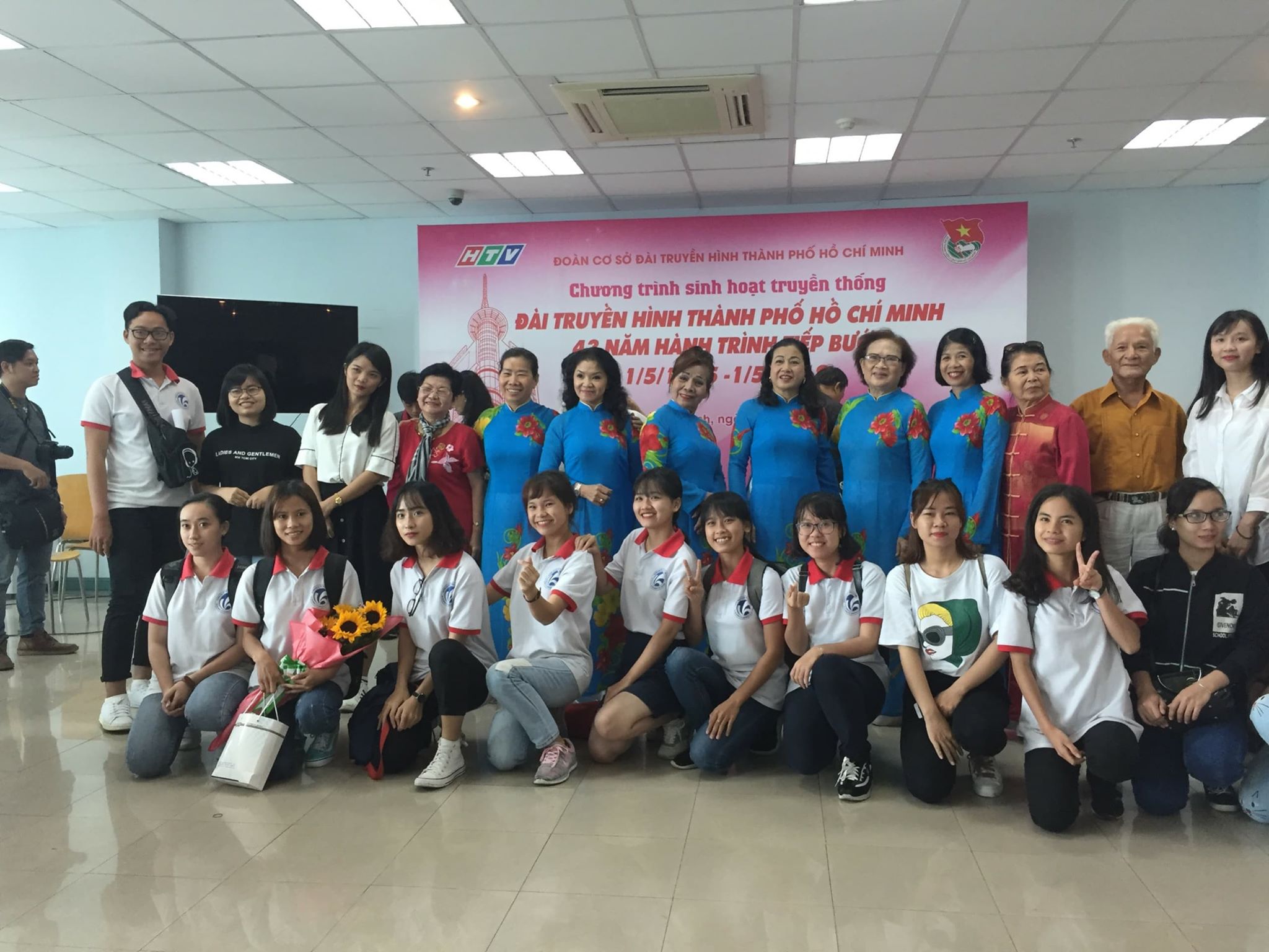 SINH VIÊN TRUYỀN THÔNG THAM QUAN ĐÀI TRUYỀN HÌNH HTV